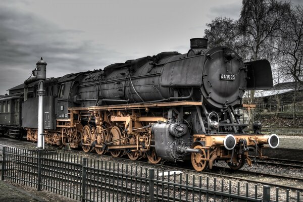 Uma velha locomotiva a vapor nos trilhos. Trem Retro