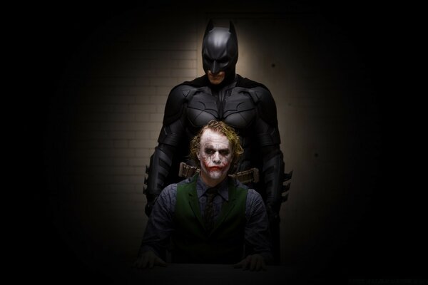 Les figures de deux personnages de films. Batman et le joker