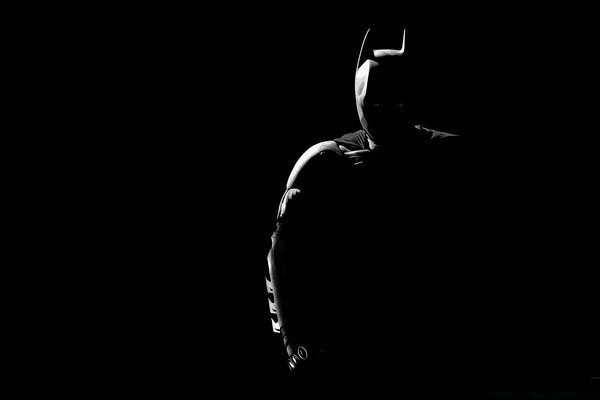 Batman iluminado por la noche fondo negro