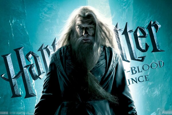 Le sorcier Dumbledore sur le fond de la publicité du film