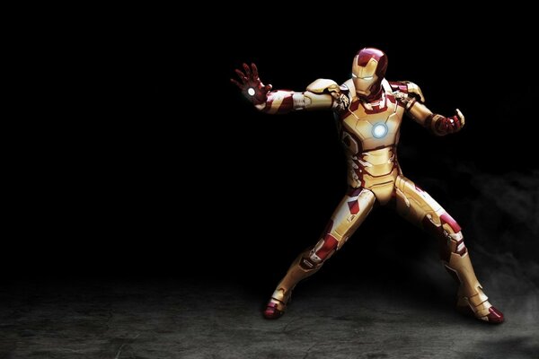 Iron Man danse sur fond noir