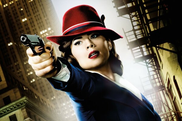 Donna con cappello rosso con pistola