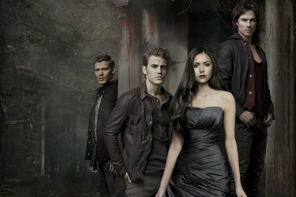 Nina Dobrev circondata dal cast di The Vampire Diaries 