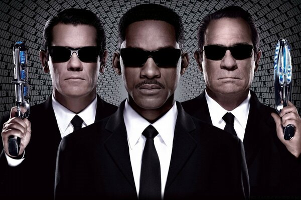ثلاثة رجال يرتدون سترات سوداء
