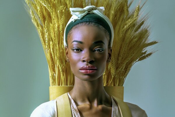 An African woman with a sheaf on her back