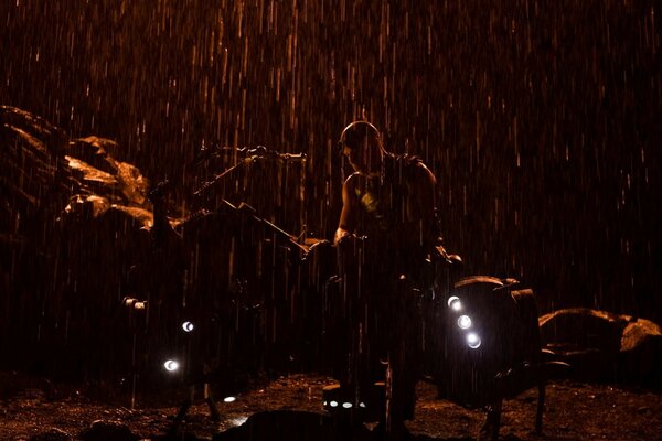 Cadre sombre du film. Pluie