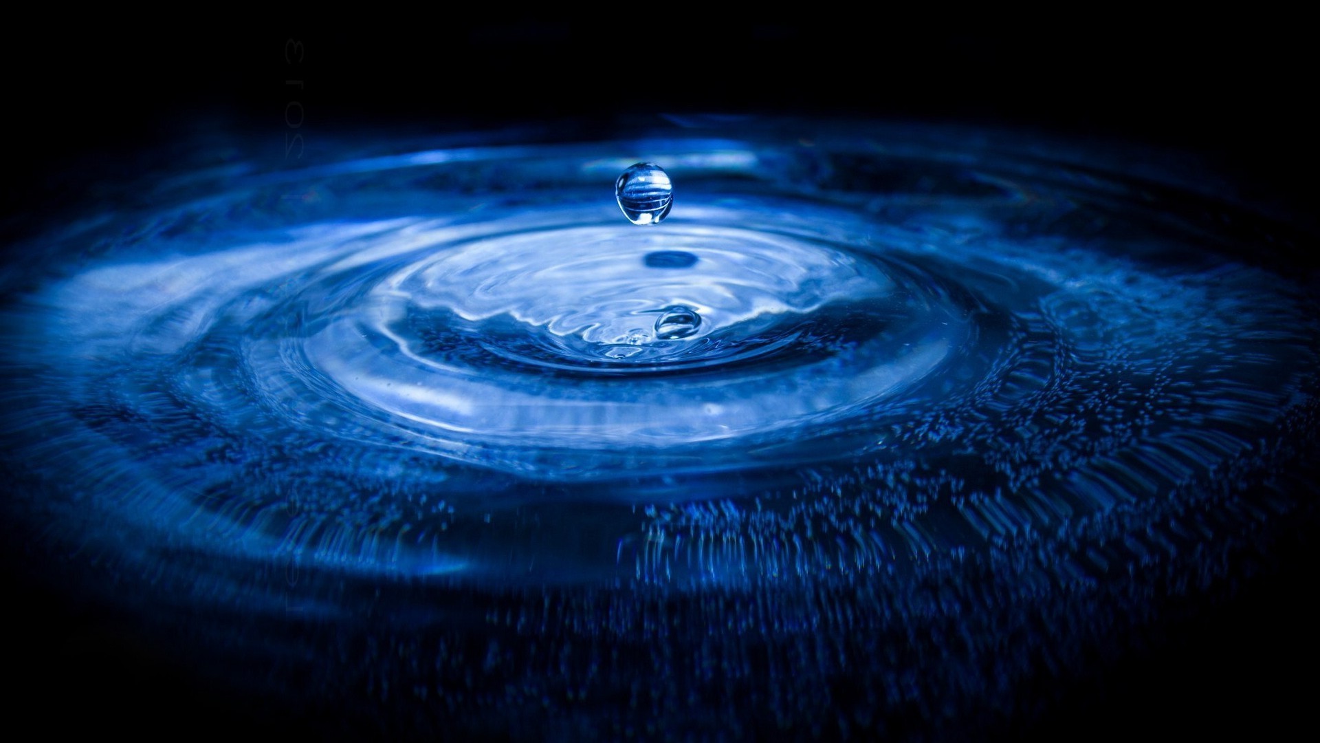 tröpfchen und wasser wasser tropfen nass bewegung sauberkeit regen spritzen reflexion tropfen blase welligkeit sauber licht kälte moment rund unterwasser welle türkis