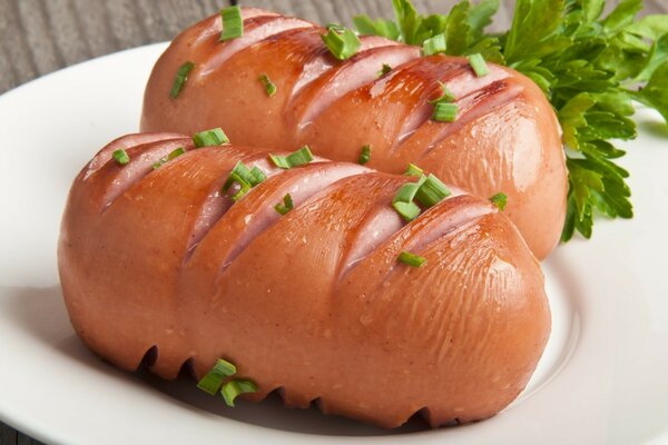 Deliciosas salchichas con verduras para el almuerzo