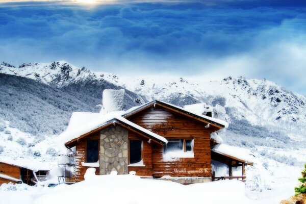 Chalet au milieu des montagnes enneigées, paysage d hiver