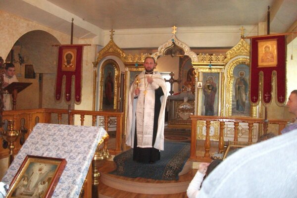 El Santo padre reza en la iglesia