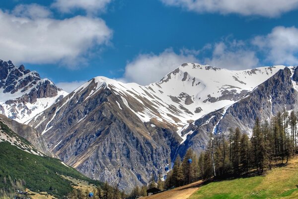 Combinazione di montagne innevate e verdi