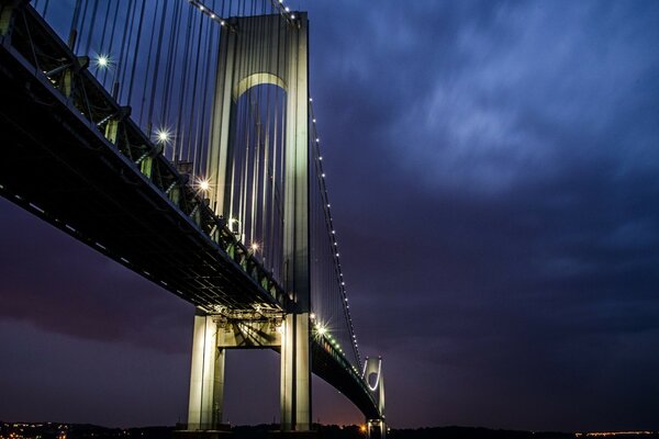 Lange Brücke am Abendhimmel Hintergrund