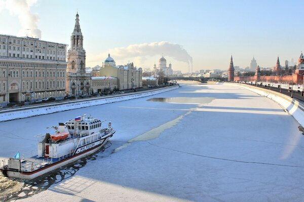 Aterro de inverno do rio vosde do Kremlin em Moscou