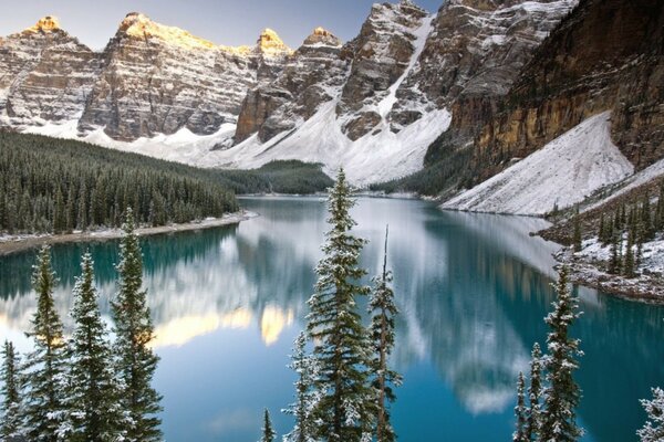 Paisaje invernal lago de montaña