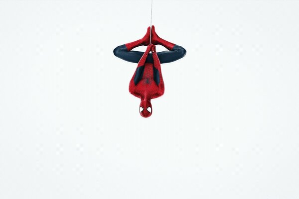 Stanco Spider-Man appeso in alto con i piedi