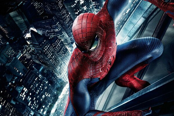 Супер-герой человек паук на высоком здании