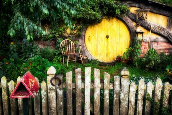 Maison confortable avec porte jaune ronde