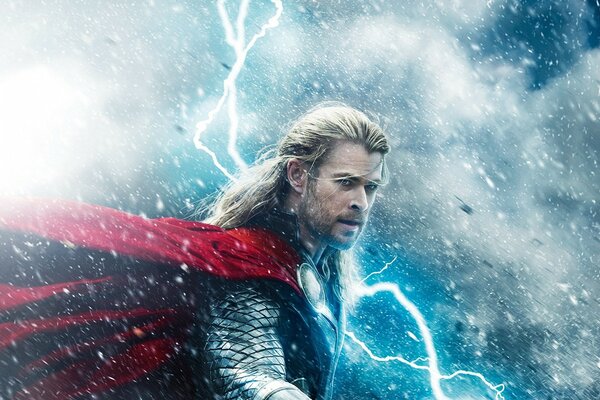 Thor dans le ciel avec la foudre et la pluie