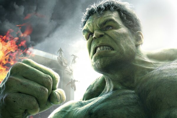 Hulk è furioso stringendo il pugno