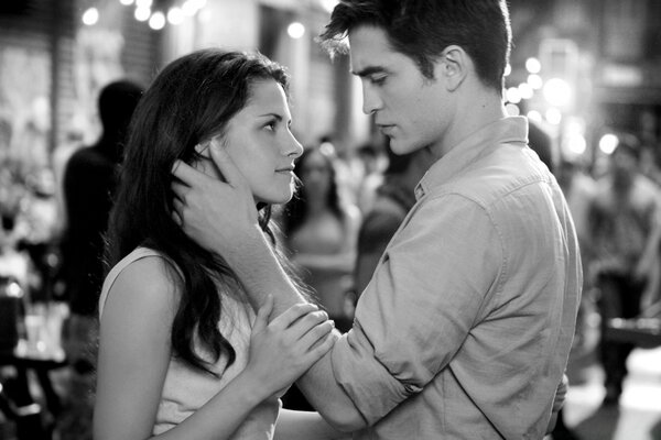 Edward und Bella aus dem Twilight-Film sehen sich an