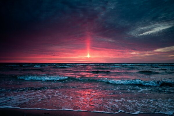 Deslumbrante pôr do sol rosa na costa