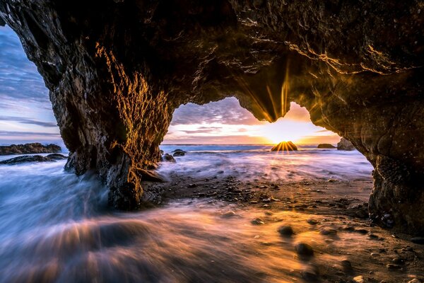 Luz del atardecer en el océano de los sueños