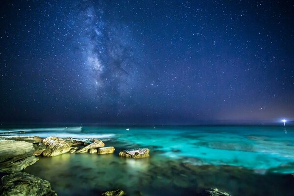 Księżycowe nocne niebo, podróże po morzach i oceanach