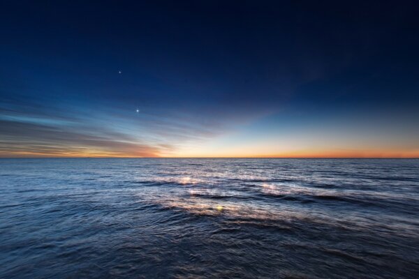 Vue du coucher de soleil en haute mer