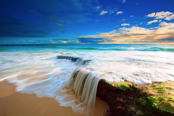 Hermosa cascada con hermoso cielo