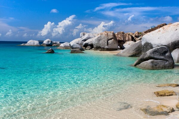 Der felsige Strand des tropischen Meeres