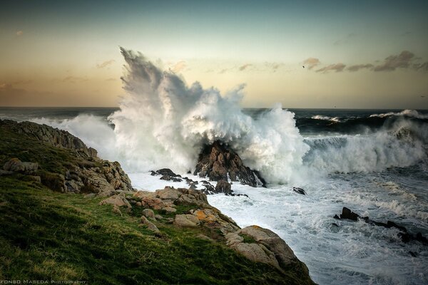 Um oceano tempestuoso com ondas gigantes