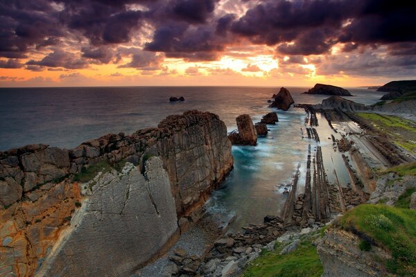 Pôr do sol no mar com vista para as rochas