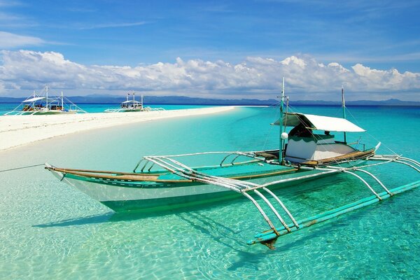 Лодка на тропический пляж с белым песком