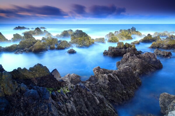 Agua, niebla, cielo y montañas