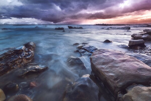 Plage de pierre au coucher du soleil