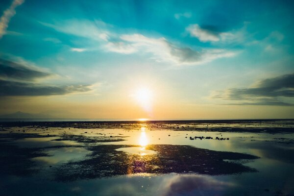 Amanece en la costa