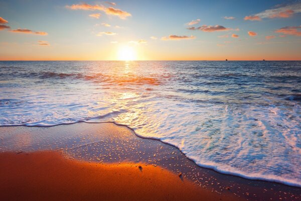 夕阳在海面上与平静的波浪