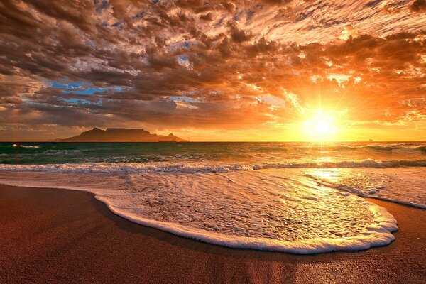 La puesta de sol es simplemente fascinante, qué hermoso cielo