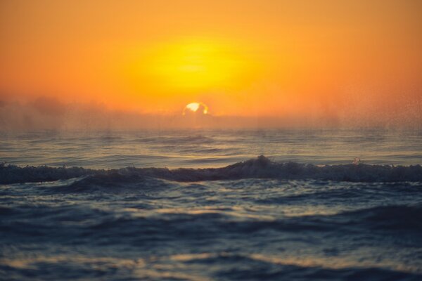 Ein berauschendes Meer mit Nebel bei Sonnenaufgang