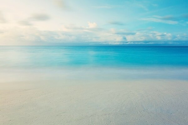 Océan bleu et sable blanc