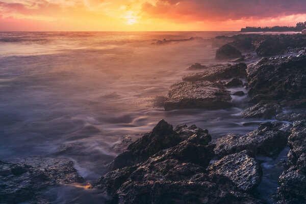 Unruhiges Meer und Sonnenuntergang