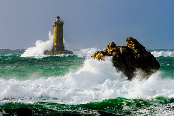 Das tobende Element des Ozeans Leuchtturm