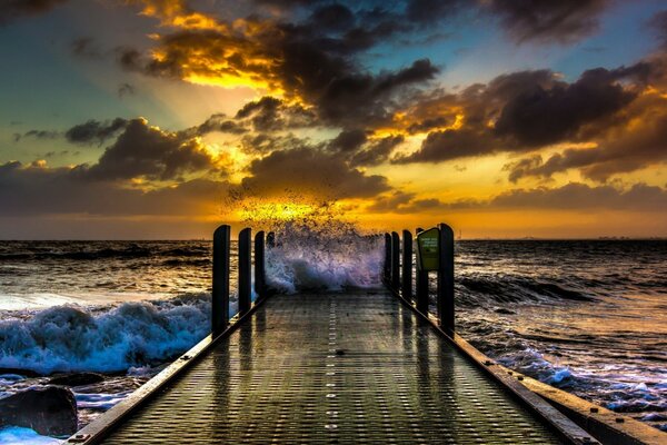 Las olas al atardecer golpean la costa