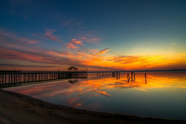 Sunset and sunrise seen on the ocean will help to get out of the twilight