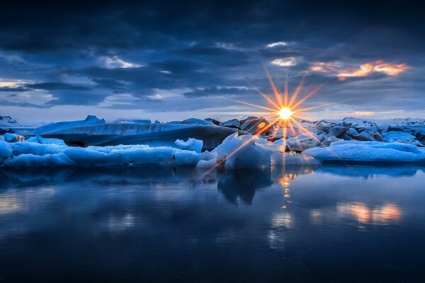 Coucher de soleil sur la surface de l océan