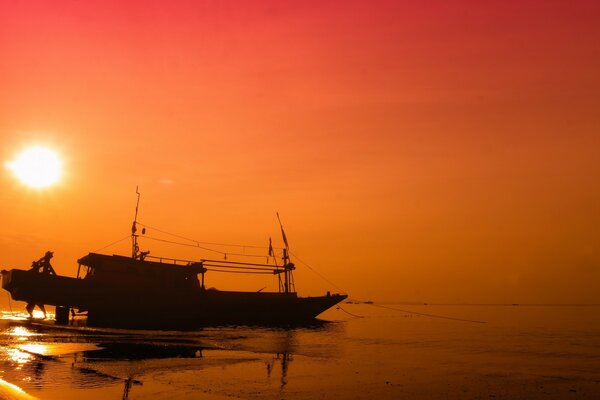 Корабль в закате и море