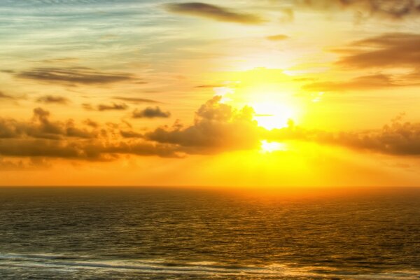 Cielo al atardecer en el océano