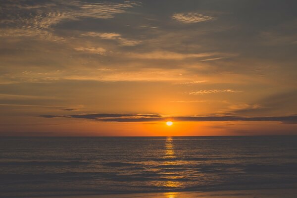 Aube rouge sur la mer