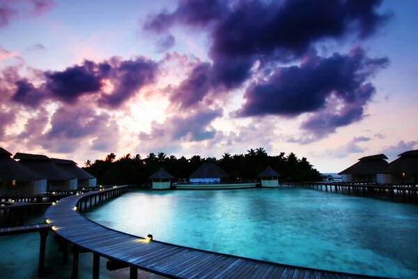 Piscine d eau bleue. Nuages