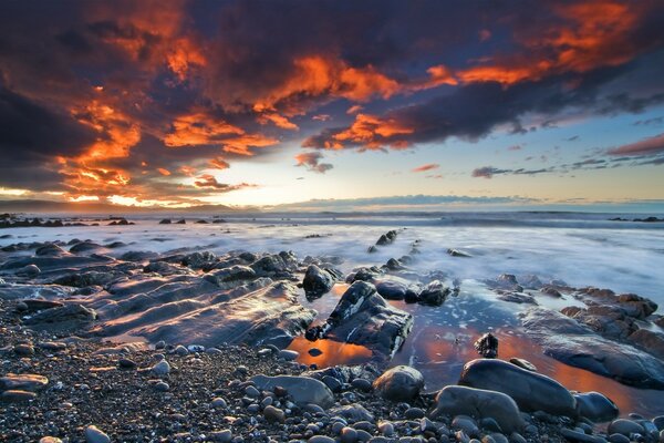 Ruhiger Strand unter Bleiwolken